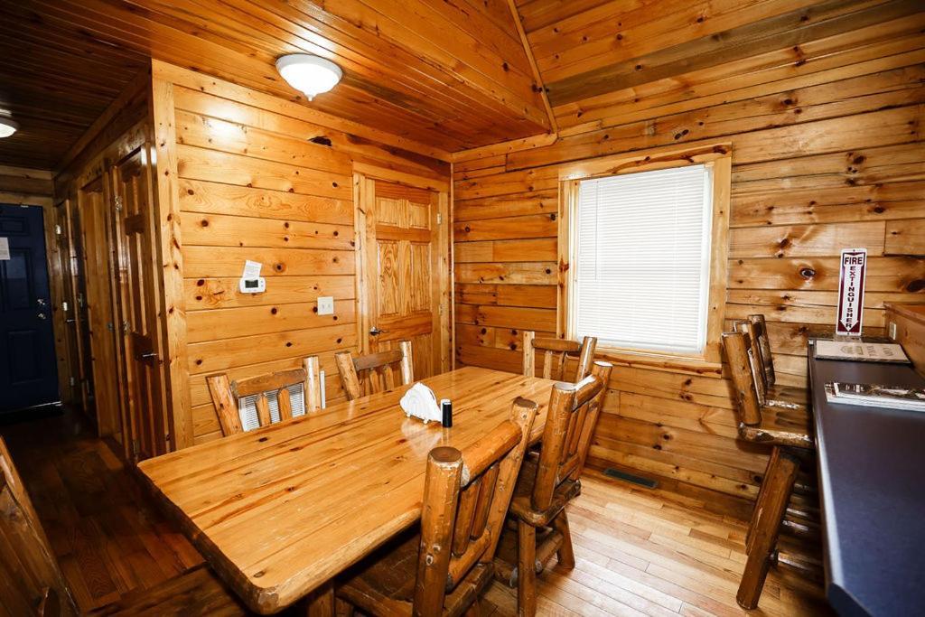 The Cabins At Pine Haven - Beckley Beaver Екстериор снимка